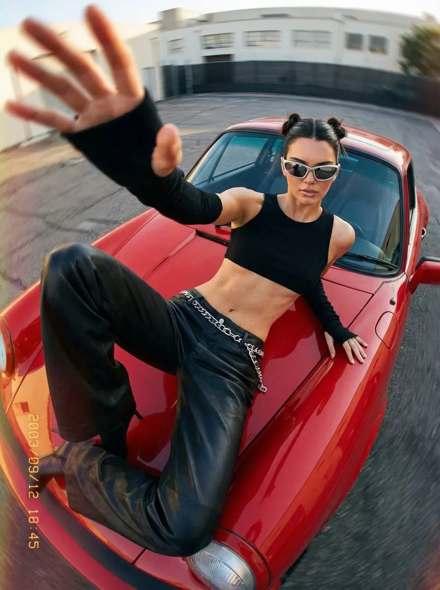 Y2K фотосессия на капоте красного Porsche с эффектом вращающейся камеры промта для нейросети