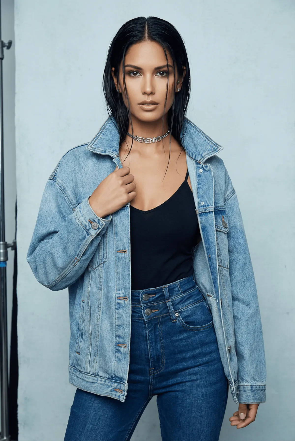 Промт для студийной фотосессии: девушка в джинсовой куртке oversize на сине-сером фоне