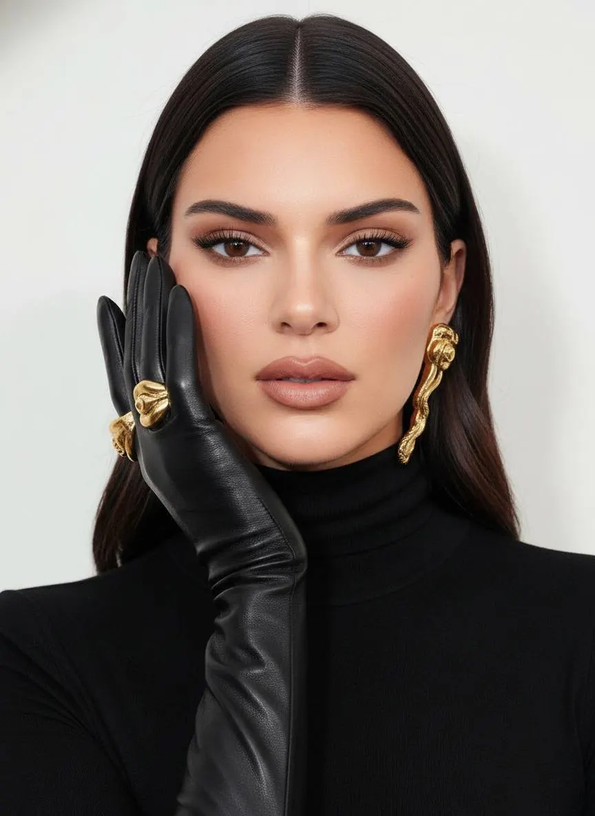 Гиперреалистичная fashion фотосессия крупным планом с чёрным гольфом и золотыми украшениями – промт для нейросети по фото