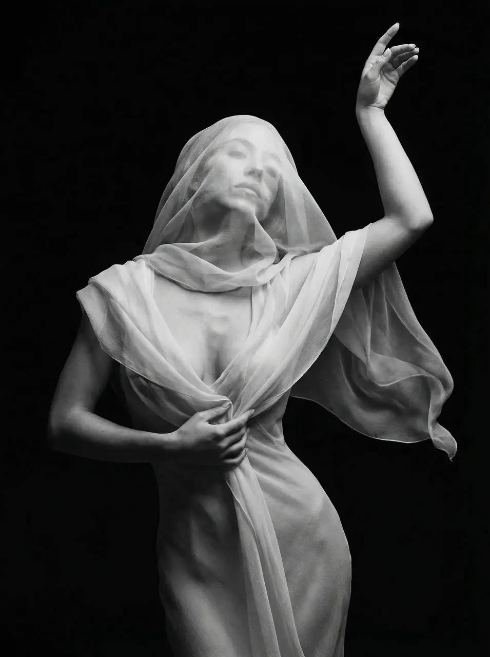 Черно-белая fine art фотосессия с тканью, промт для ИИ генерации кинематографичного fashion фото в студии