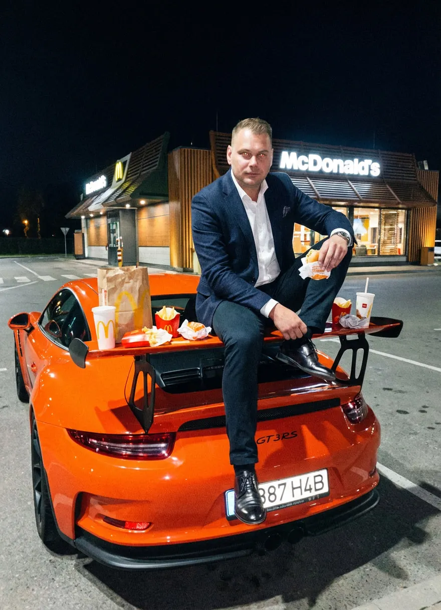 Ночной McDonald's: Porsche 911 GT3 RS как стол для бургеров