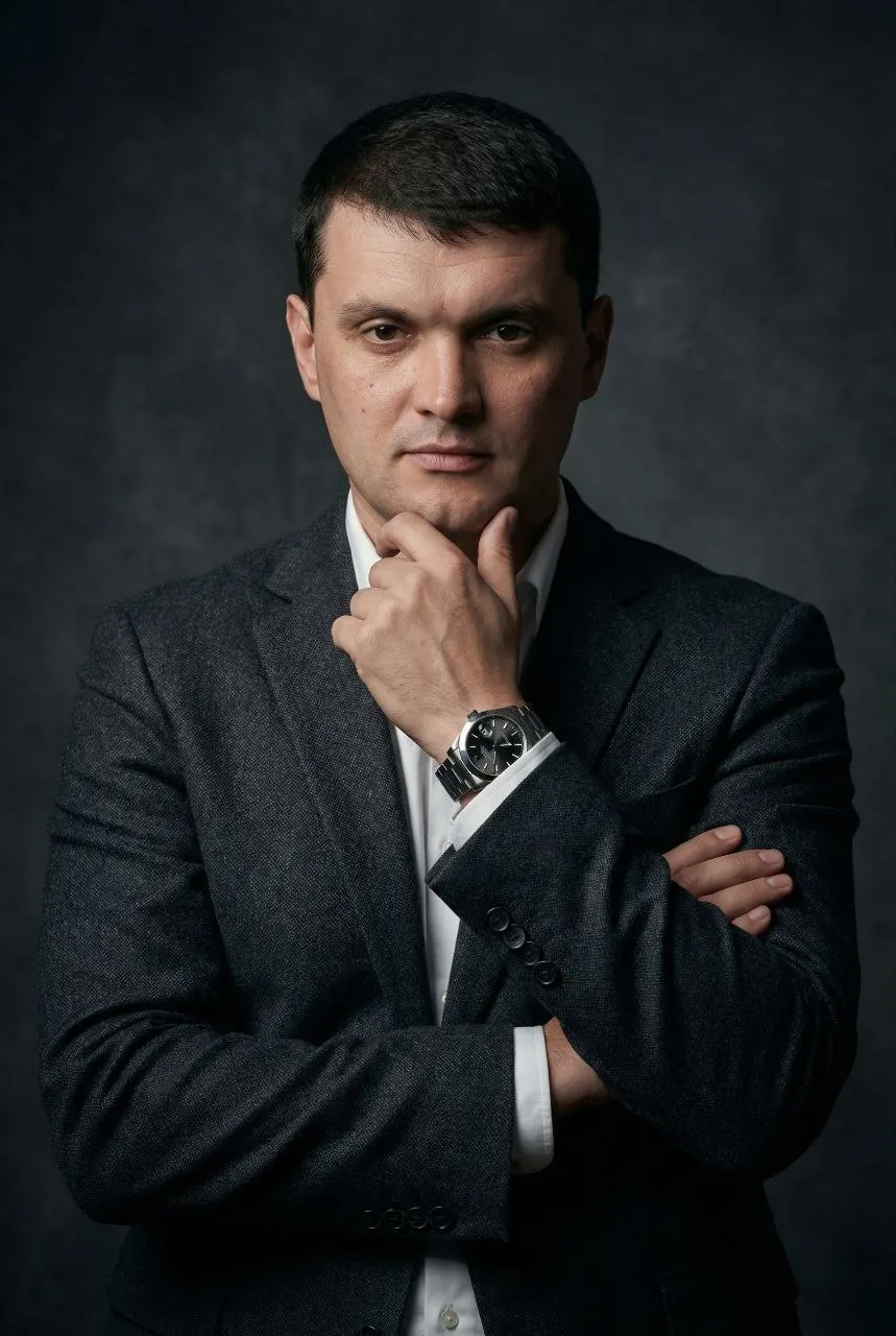 Студийный портрет мужчины в костюме