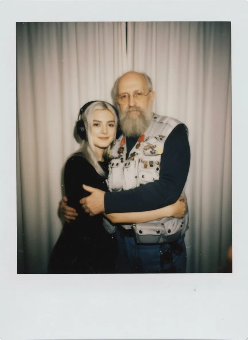 Фотосессия ИИ: Polaroid фото двух обнимающихся друзей