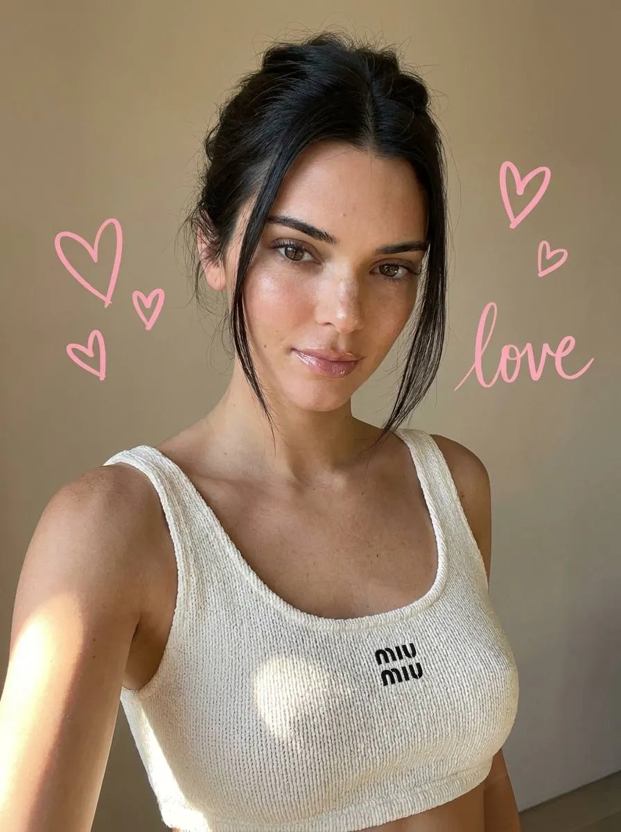 Нежное селфи в стиле clean girl с топом Miu Miu — промт для ИИ фотосессии