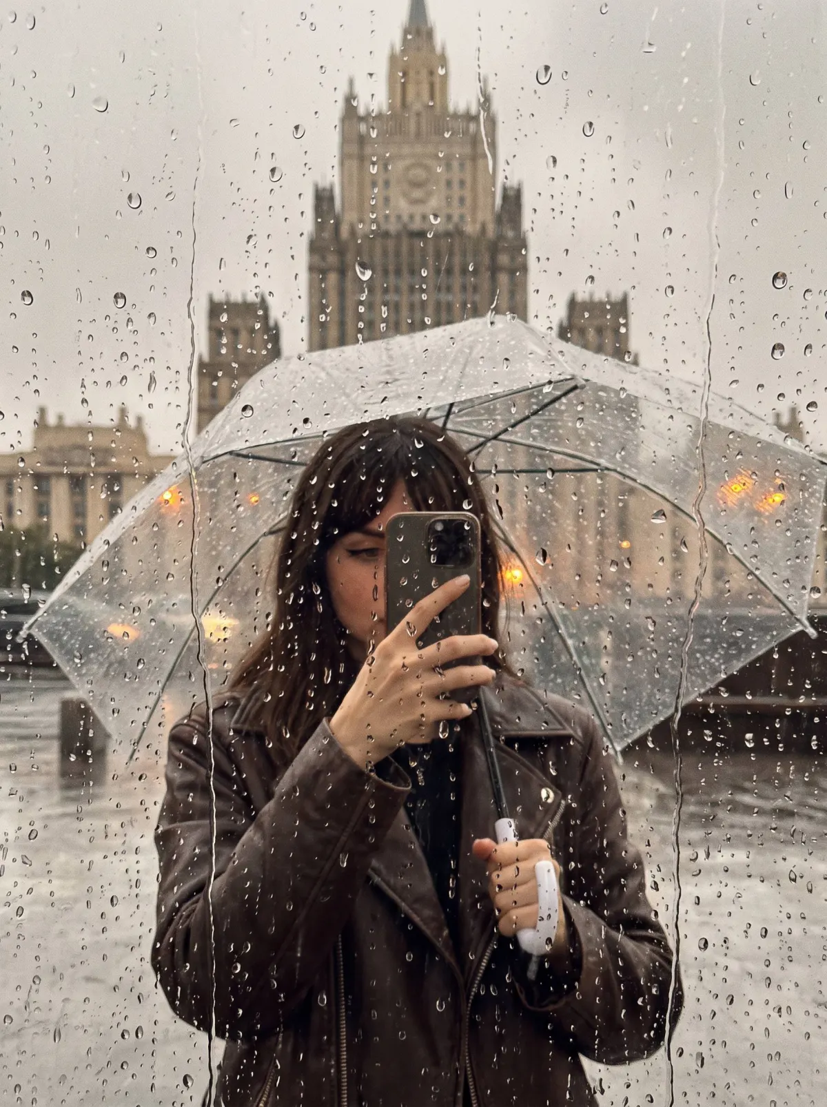 Промт: дождливая фотосессия с вами под зонтом у здания МИД в Москве