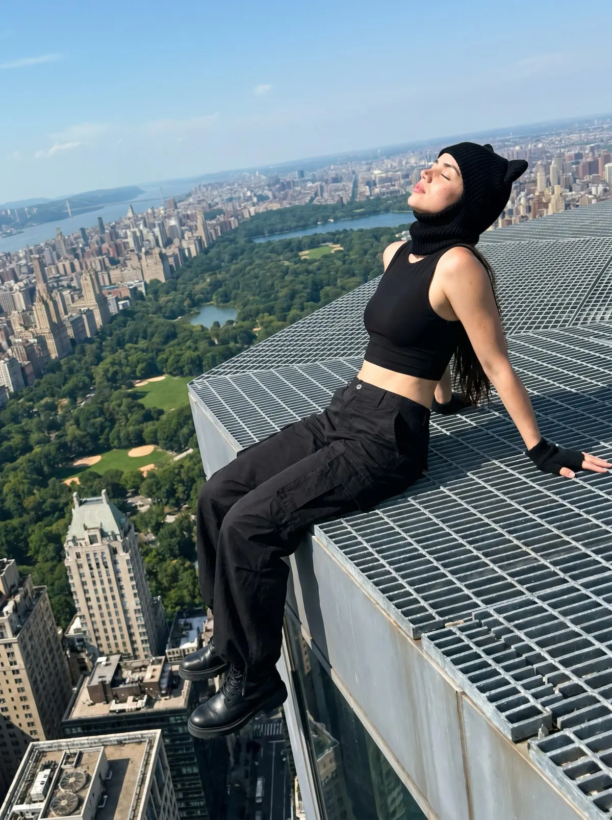 Девушка на краю Empire State Building над Манхэттеном — промт
