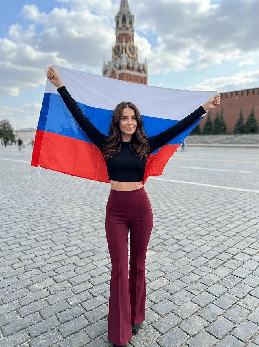 Промт фотосессия с вашим лицом на Красной площади в Москве с флагом России над головой через ИИ