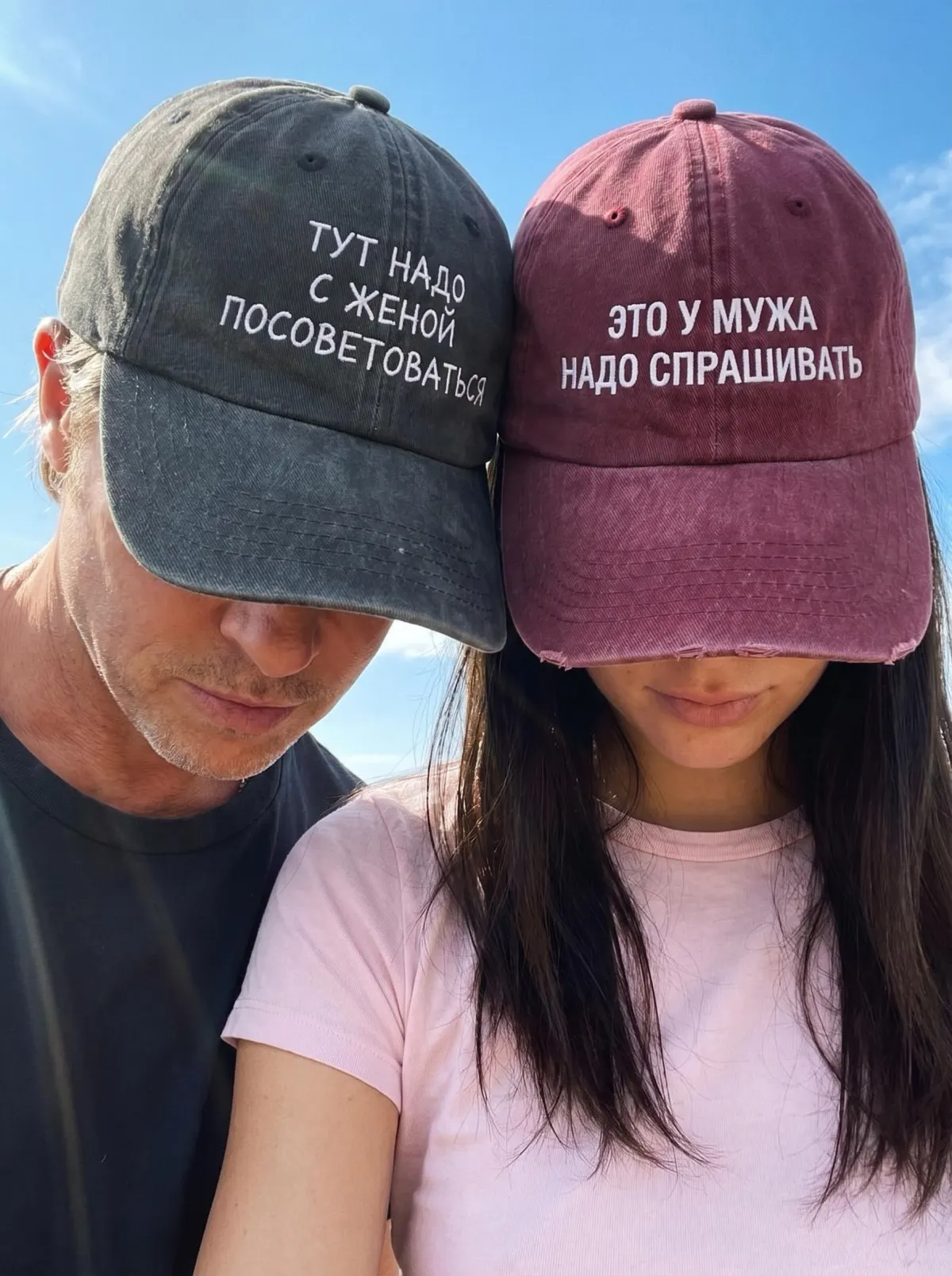 Промт кепки с надписями — живой тревел-снимок пары