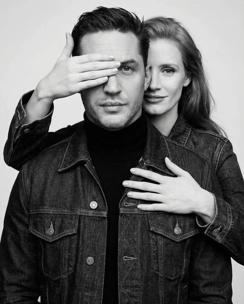 Черно-белая парная Vogue фотосессия в джинсовых куртках промт для нейросети ИИ ​