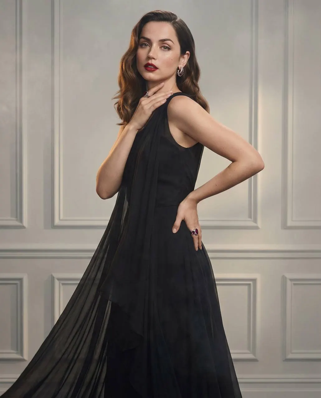High-fashion промт-фотосессия в чёрном кутюрном платье по референс фото лица