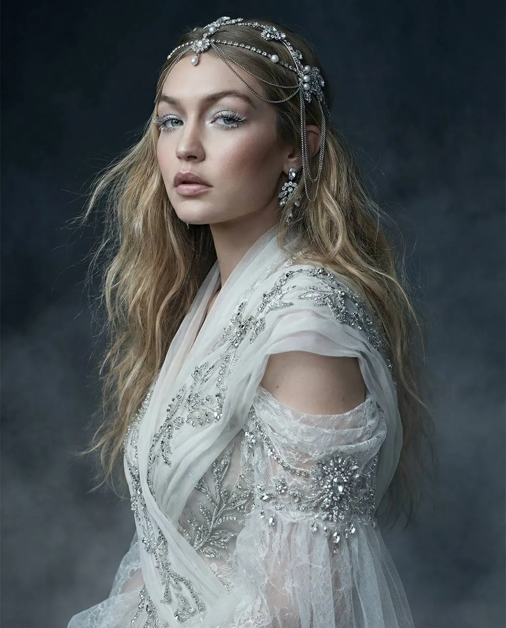 Популярный промт: Зимний Vogue портрет в белом кутюрном платье с инеем на ресницах