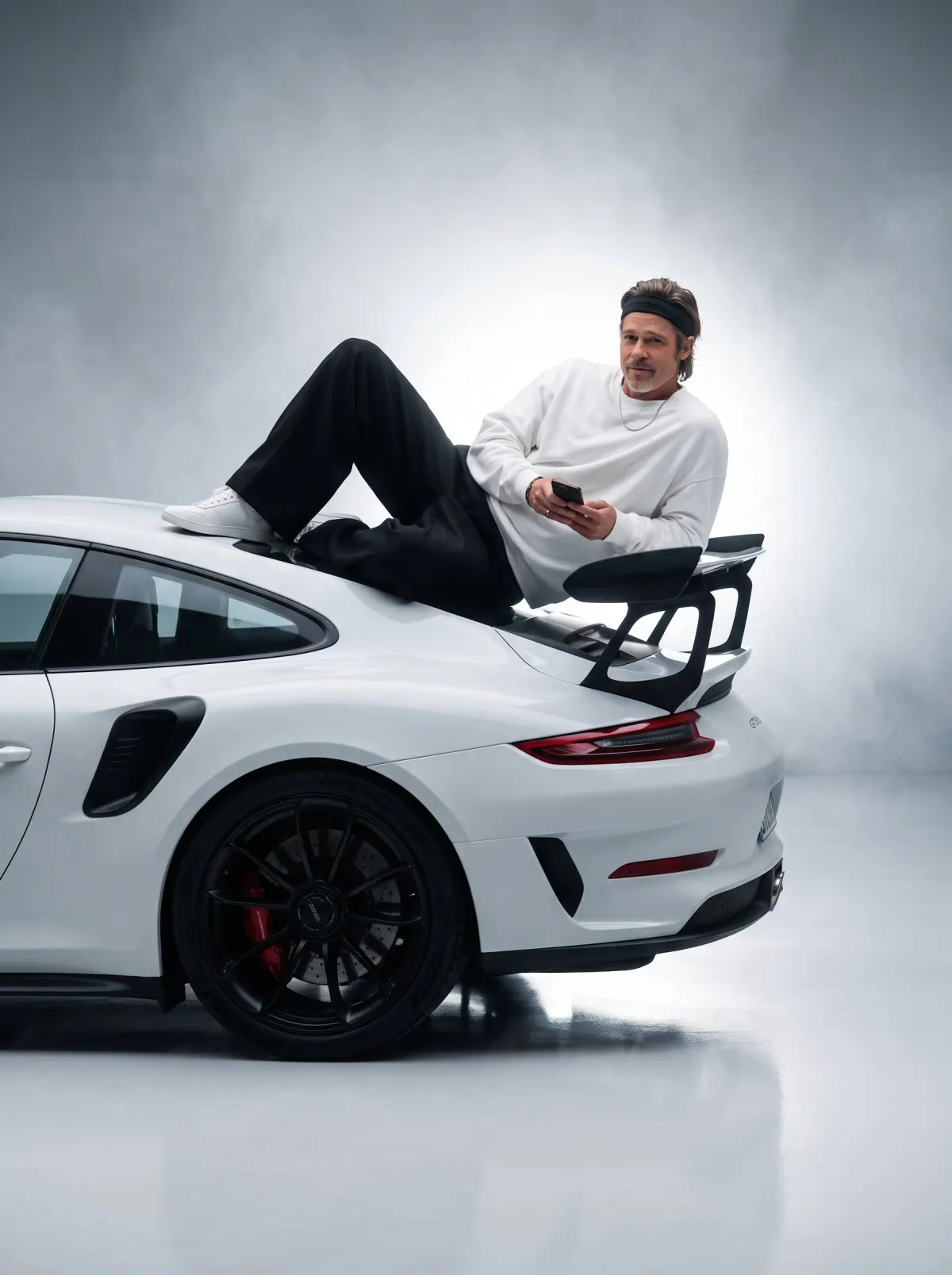 Промт: фотосессия с вами на белом Porsche 911 GT3 RS в студии