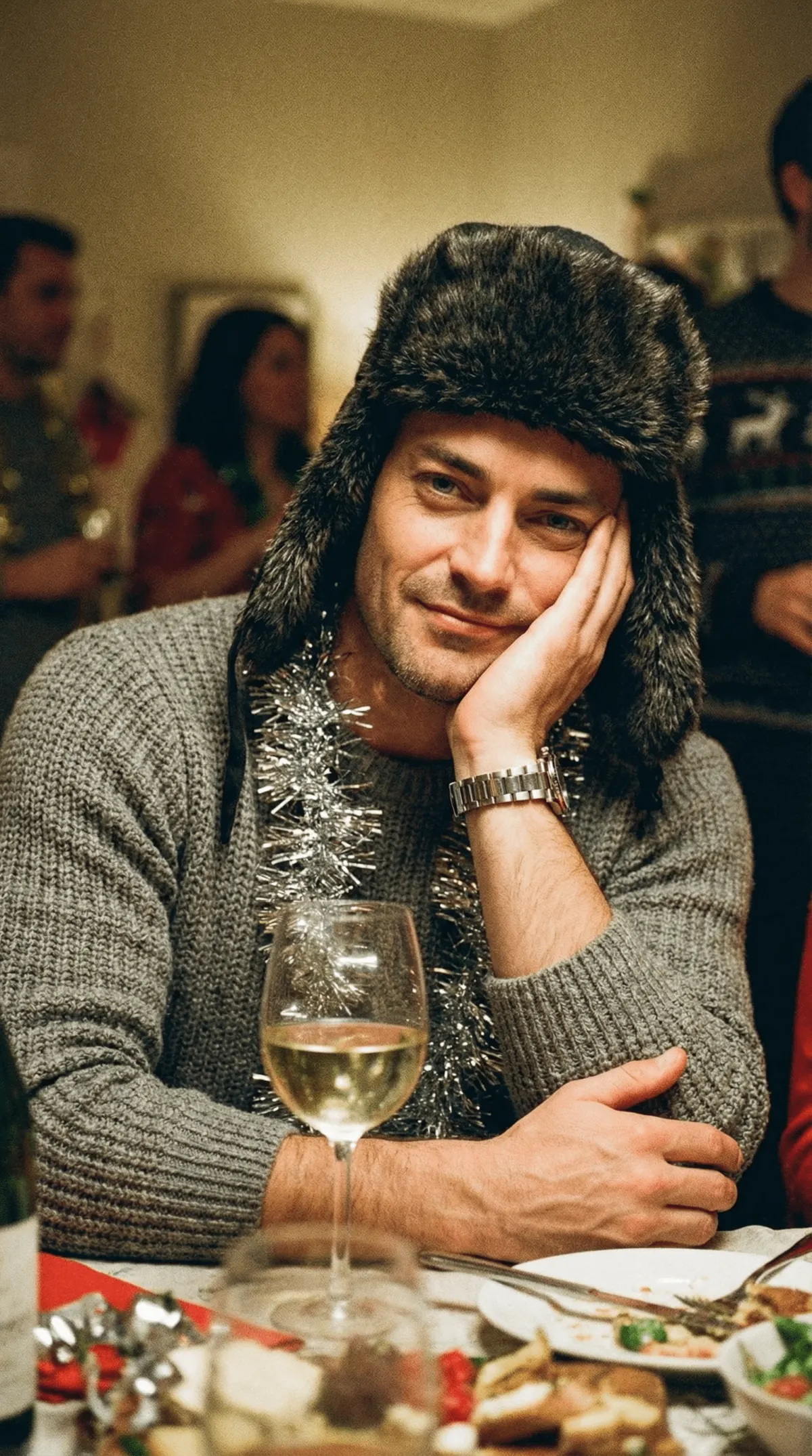 Праздничная новогодняя фотосессия мужчины за столом в стиле candid-вечеринки — промт для нейросети ИИ ​